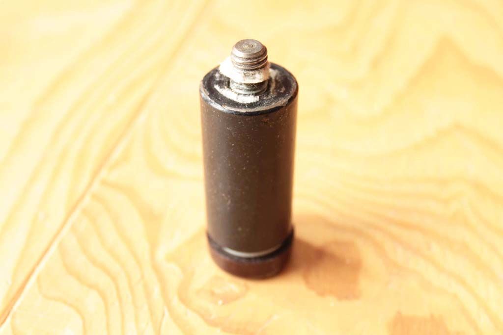 リペアする前に使用していたソファの脚の全体像