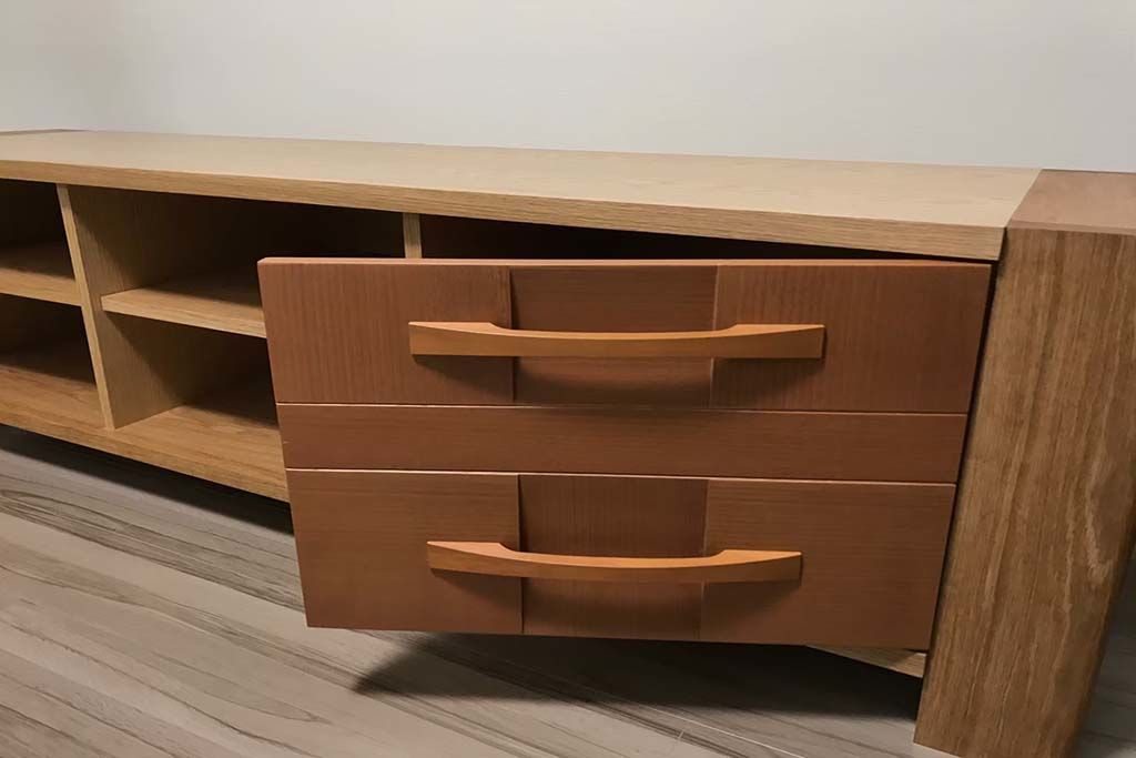 引き出しを使ってリメイクした開き戸と収納部分