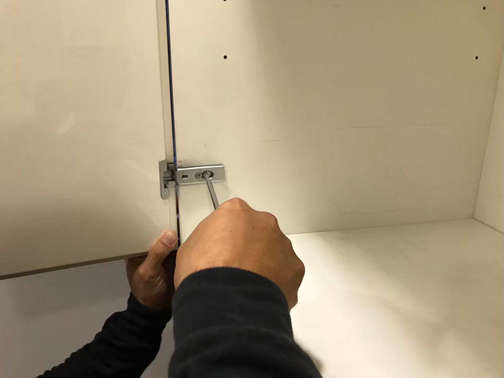 壁面収納ボードを搬出するために分解
