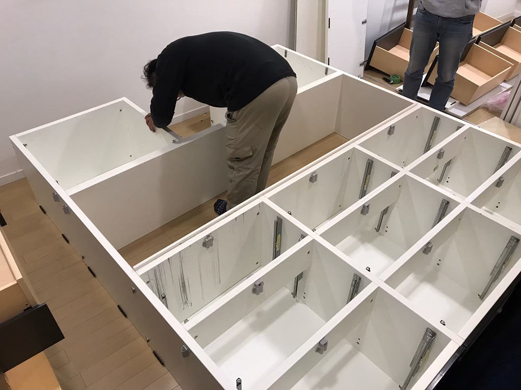 家具を分解する時は家具を傷つけないことを第一に作業します