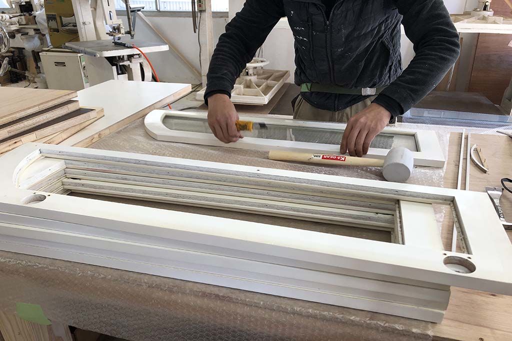 家具を分解して外側から見えない部分も丁寧に作業