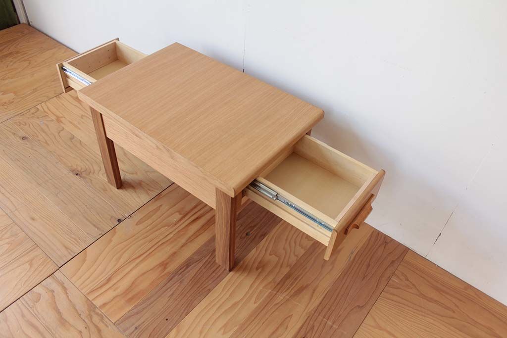 両側に引き出し付きで収納力抜群のリビングテーブル