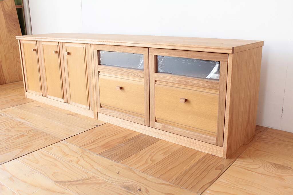アクリル窓でリモコン操作を妨げないタンスをリメイクしたテレビボード