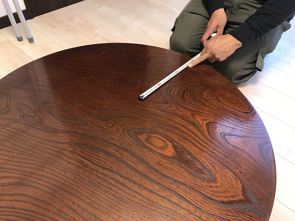 お客様のお家で家具のサイズなどを測りながらリメイクのお打ち合わせ