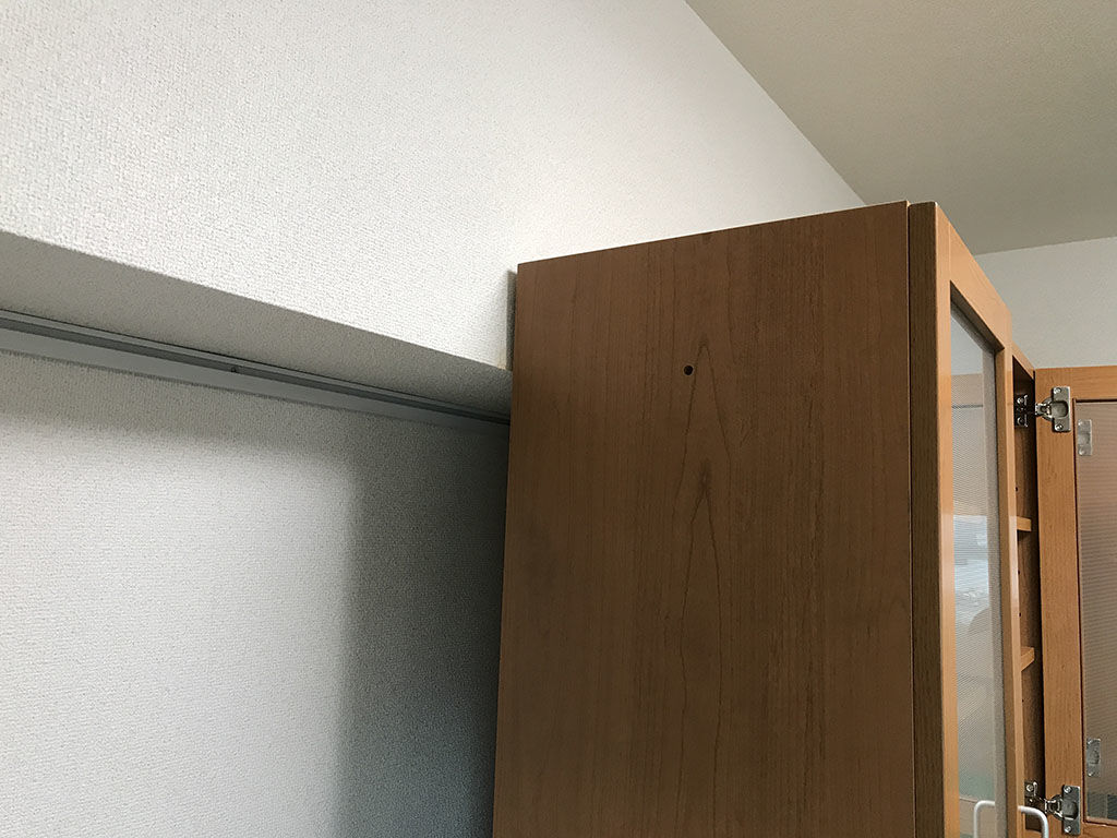 下り天井に当たり壁面にぴたりと設置できない食器棚