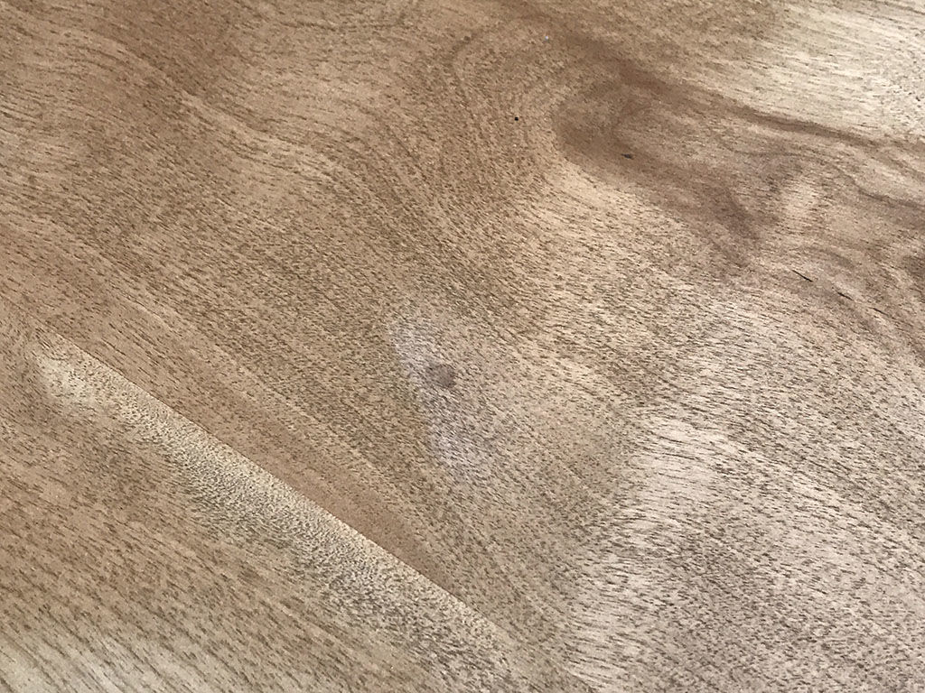 細かな傷や色褪せがあったため美装させていただくことになった天板