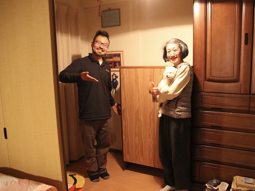 お客様と一緒にリメイクさせていただいた家具と記念撮影