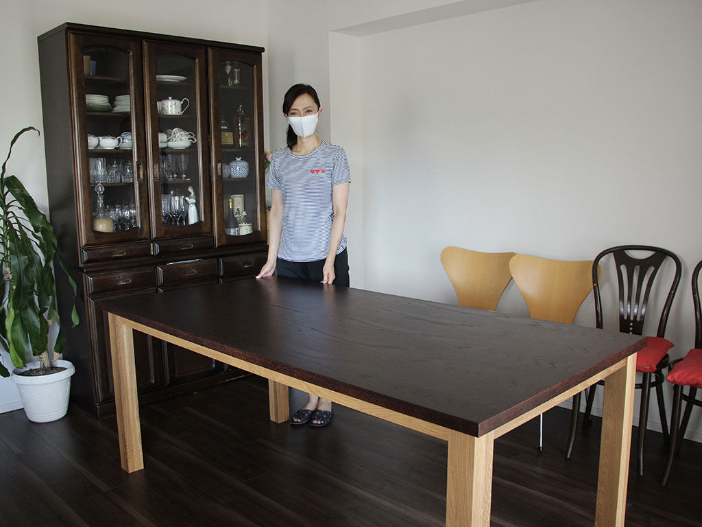 婚礼タンスのリメイクをご依頼くださったお客様との記念写真