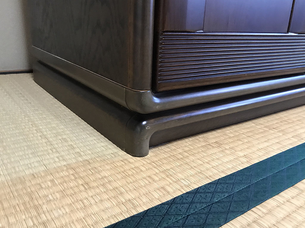婚礼タンスの足元