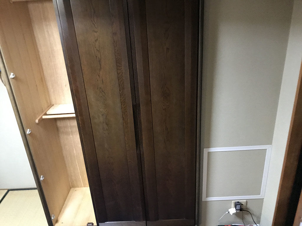 片開きの扉を外した婚礼タンス