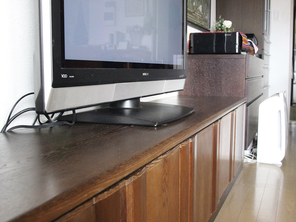 チェストと奥行きを揃えたテレビ台