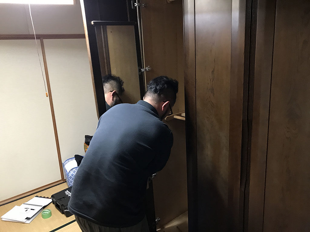 扉の蝶番の位置を確認する家具作りたいおっさん