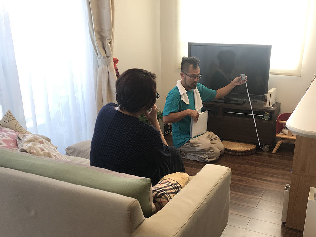 婚礼タンスをテレビ台にリメイクするためお客様のご自宅で詳しくお打ち合わせ