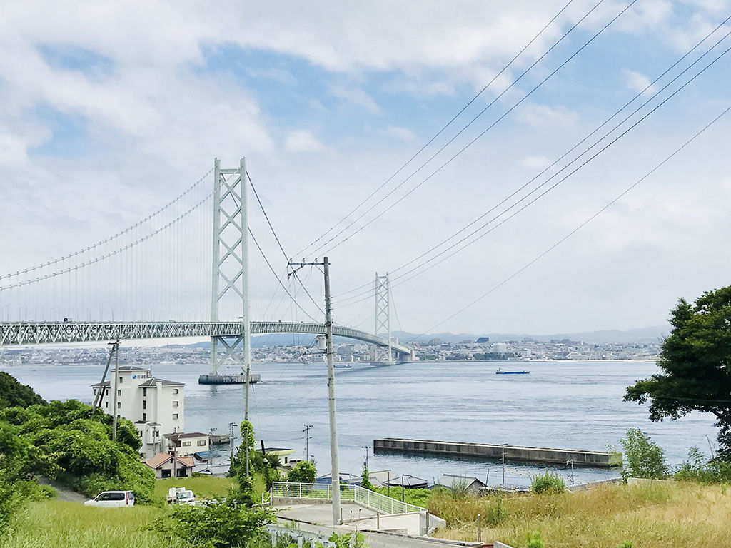 淡路島から見た明石海峡大橋