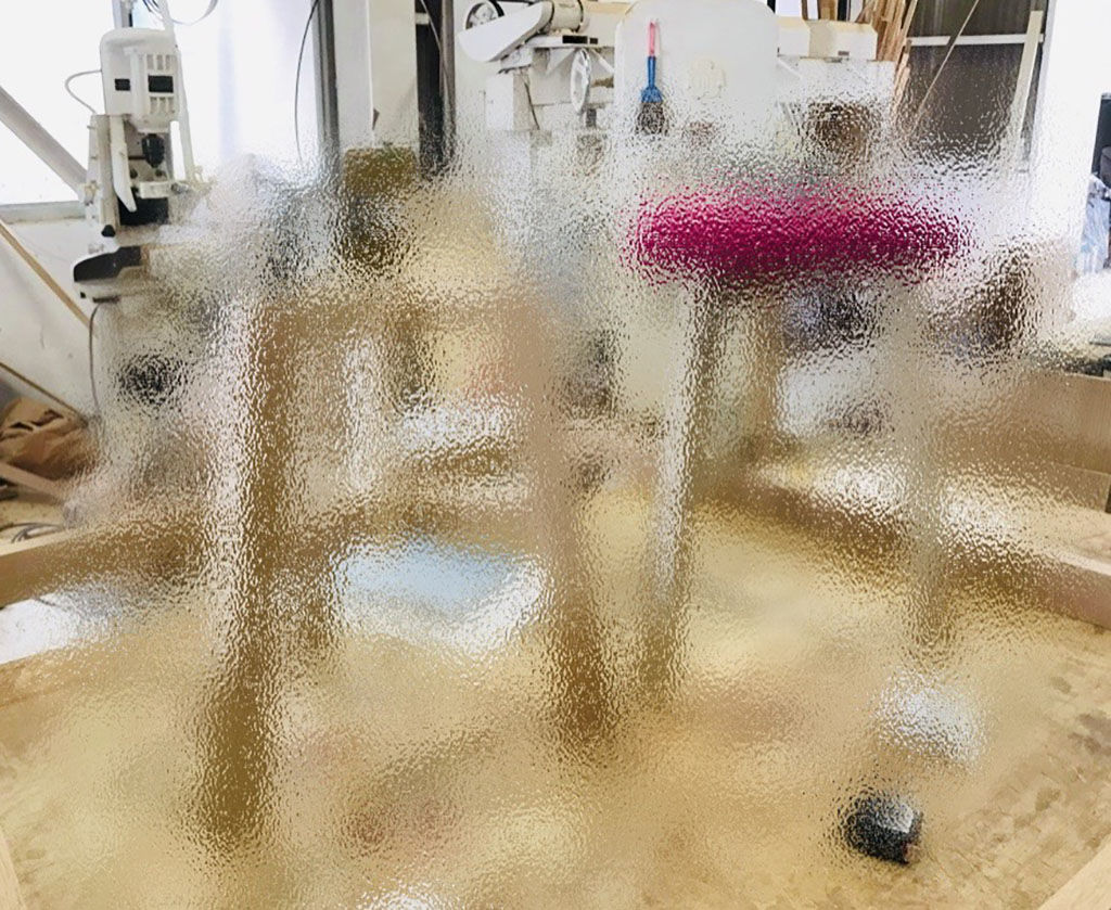 工房から送られてきた新作スツールの試作写真