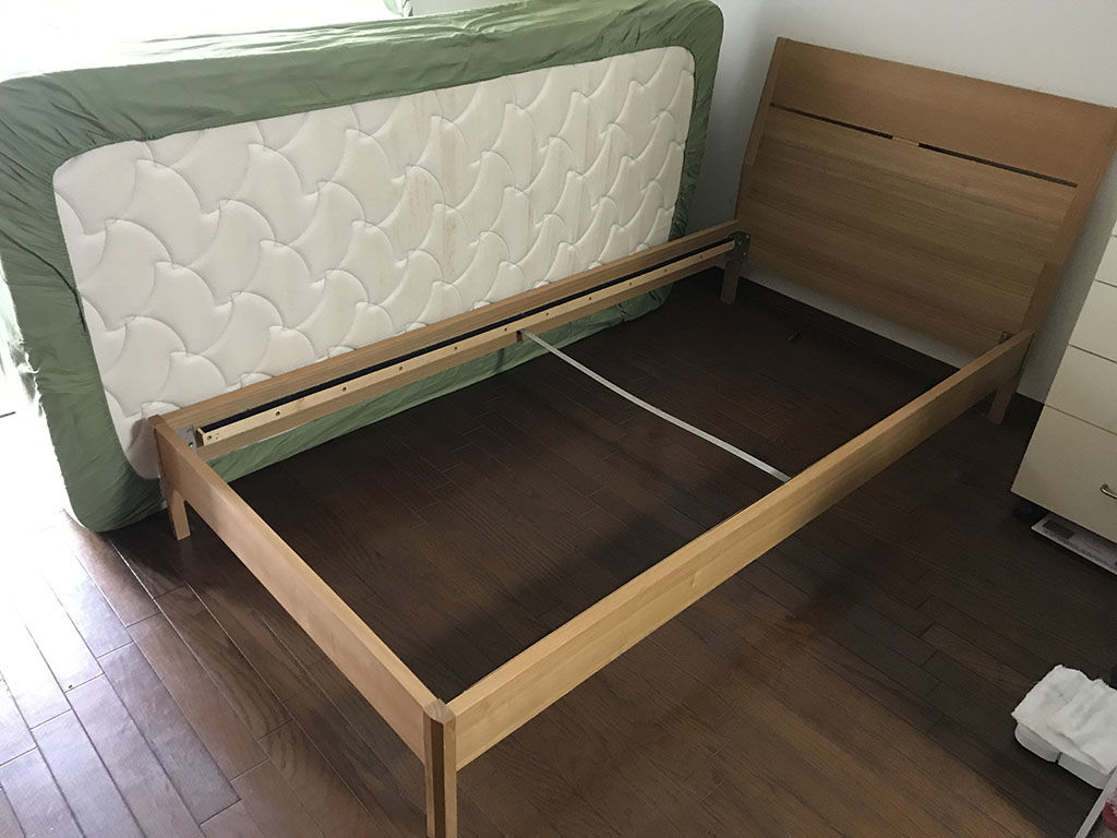 脚をカットして高さを低くしたいとご依頼いただいたベッドフレームのリメイク