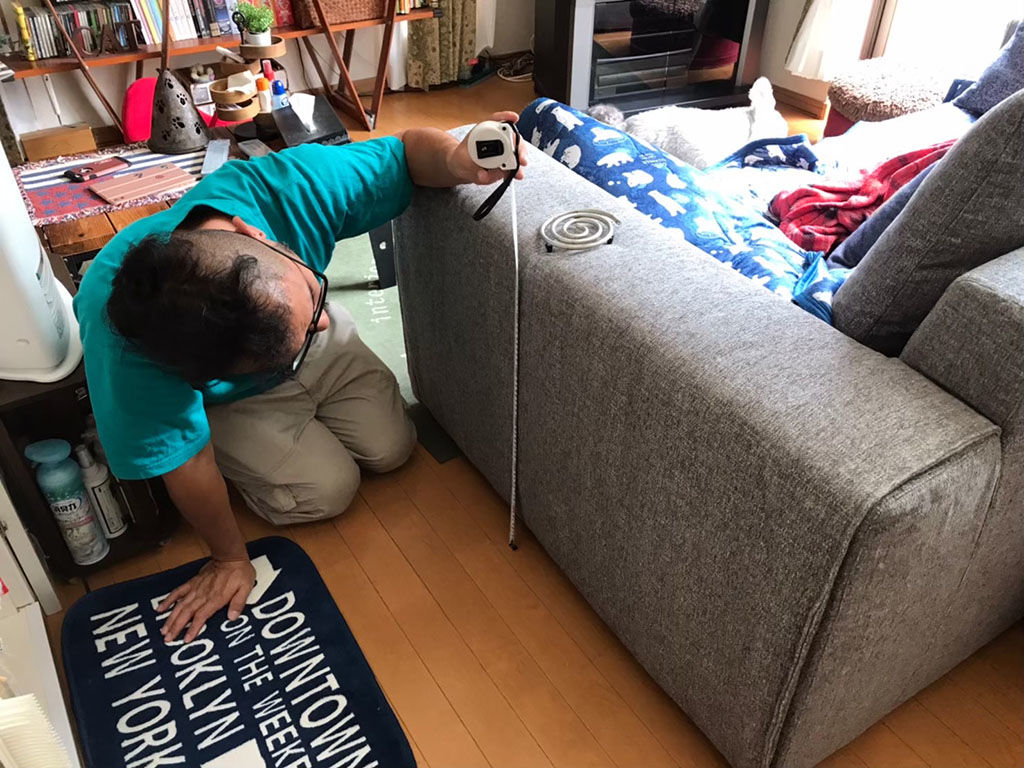 ソファにぴったりのサイドテーブルを製作するためソファを採寸