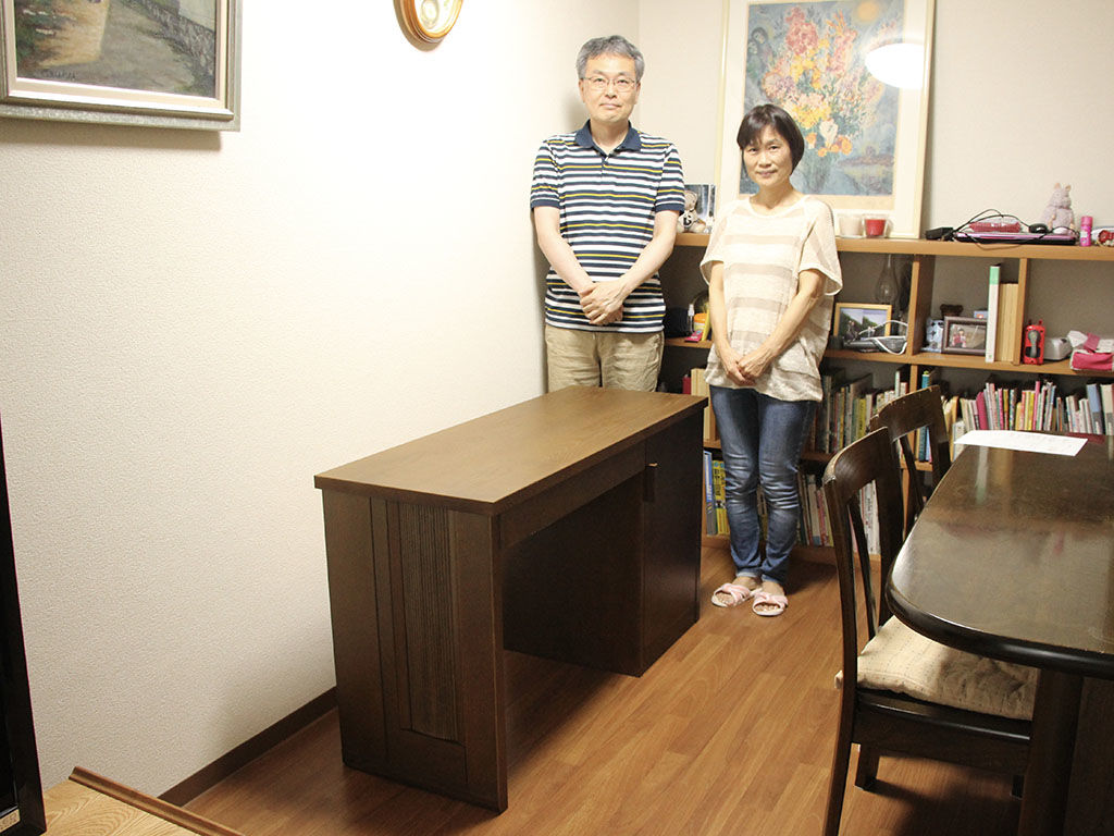 思い出の婚礼タンスリメイクしたデスクとお客様と記念撮影