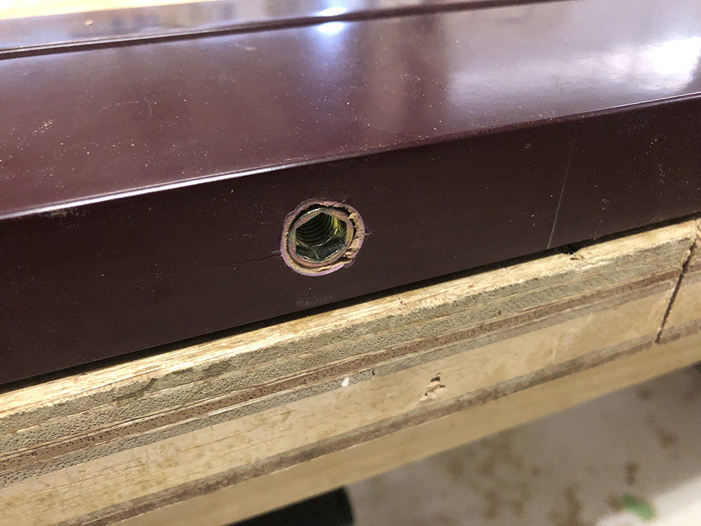 フレームにスタンドをつけるための金具を仕込みます
