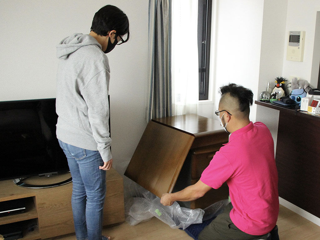 デスクの折りたたみ天板の構造をお客様にご説明