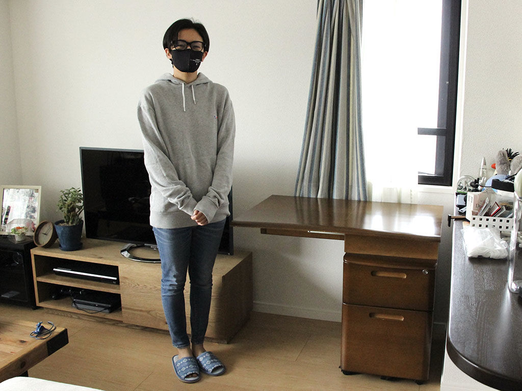 リメイクした折りたたみデスクとお客様と記念撮影