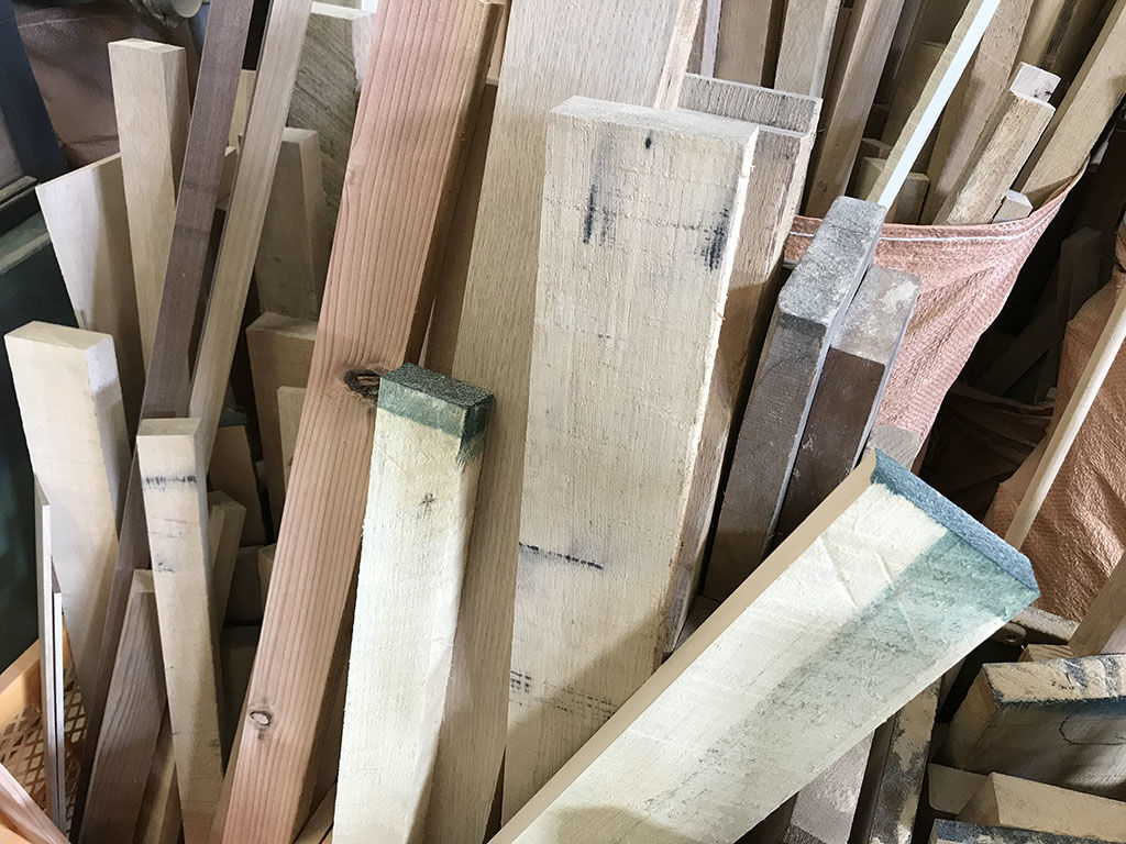 淡路島工房オニオンベースでたくさんの家具製作をする際に出る端材