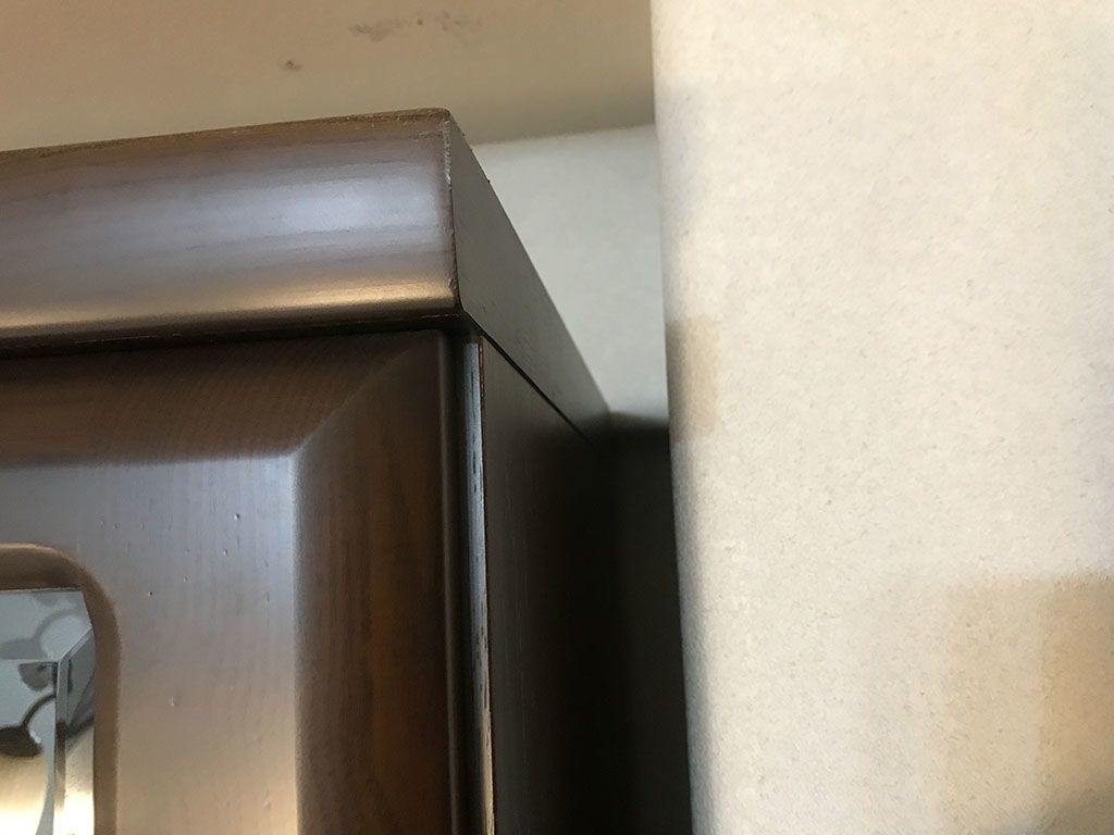 食器棚の天面が下り天井に当たってしまいお部屋のスペースを狭めてしまっている