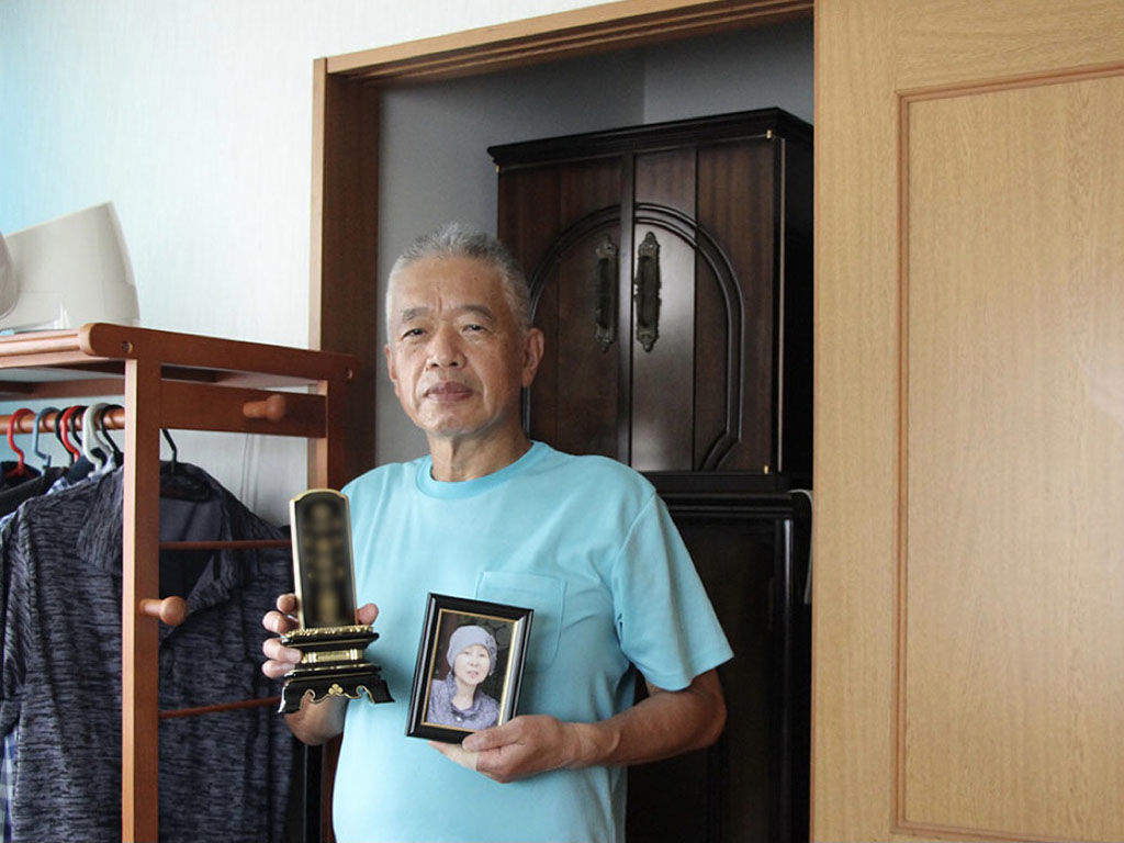 納品させていただいたお仏壇とお客様と奥様で記念撮影
