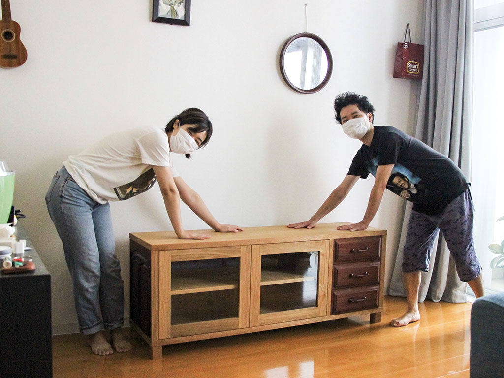 婚礼タンスをリメイクしたテレビボードとお客様と記念撮影