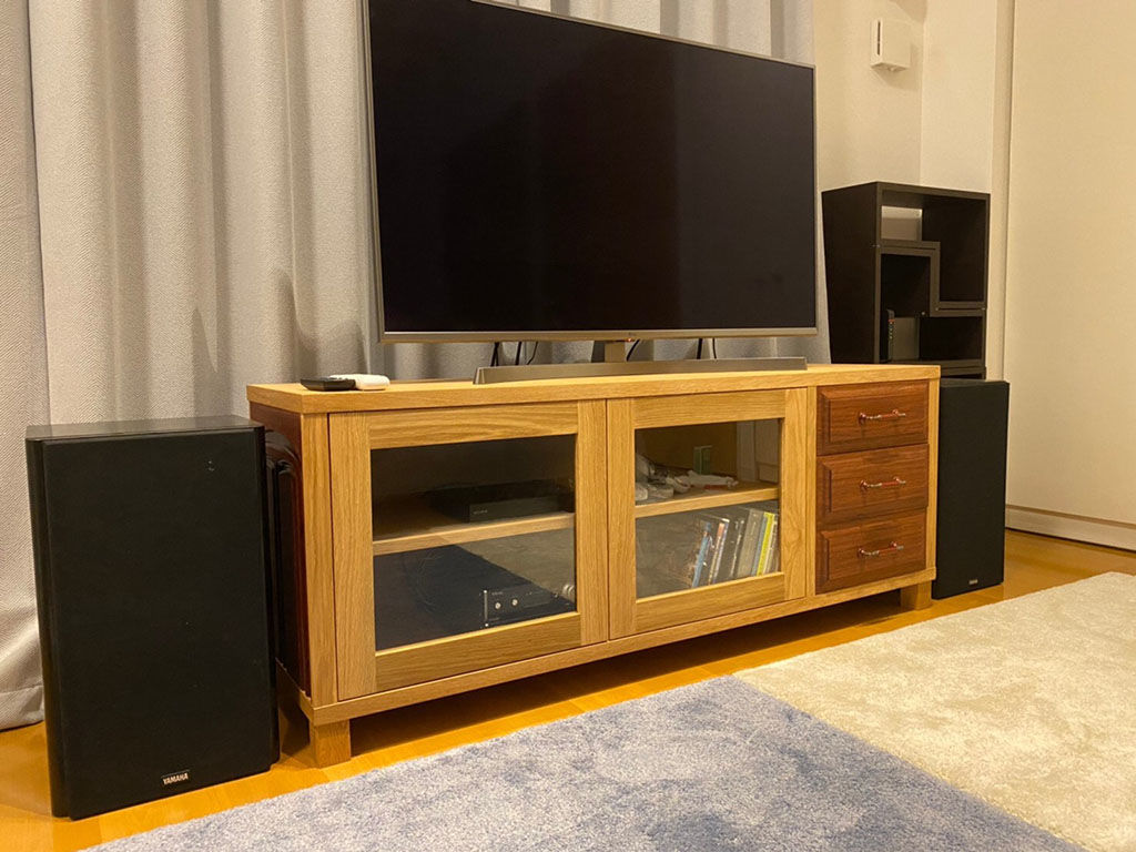 婚礼タンスをリメイクしたテレビボードにテレビやAV機器などセットされたお写真