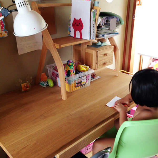個性的な形の上置き付き学習机