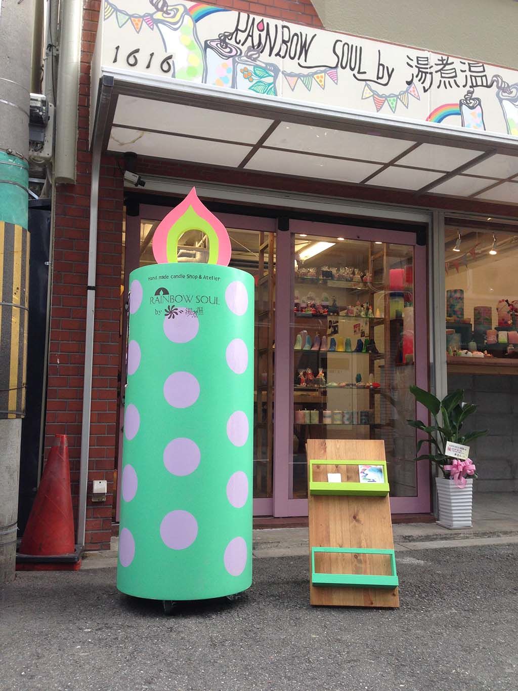 キャンドル型看板炎部分は顔ハメパネルで遊び心