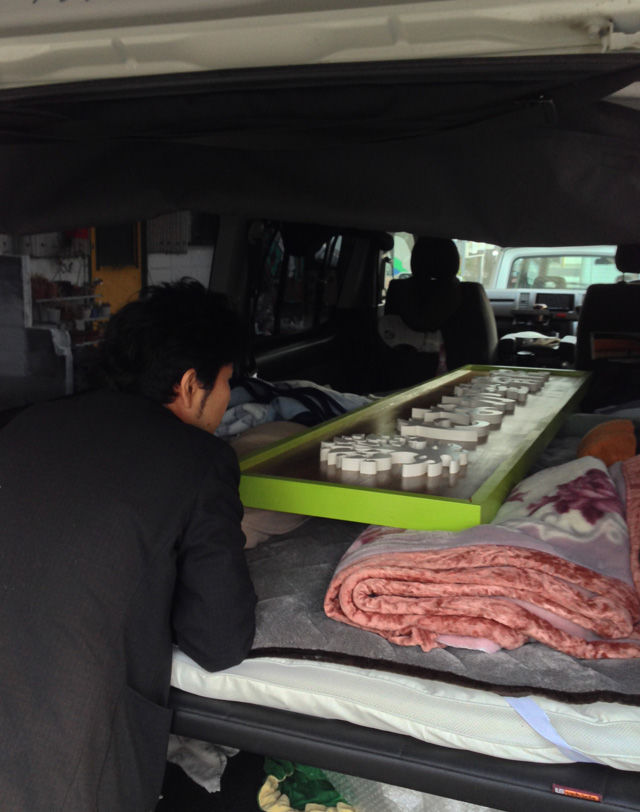 無垢材を土台に切り文字の看板納品画像