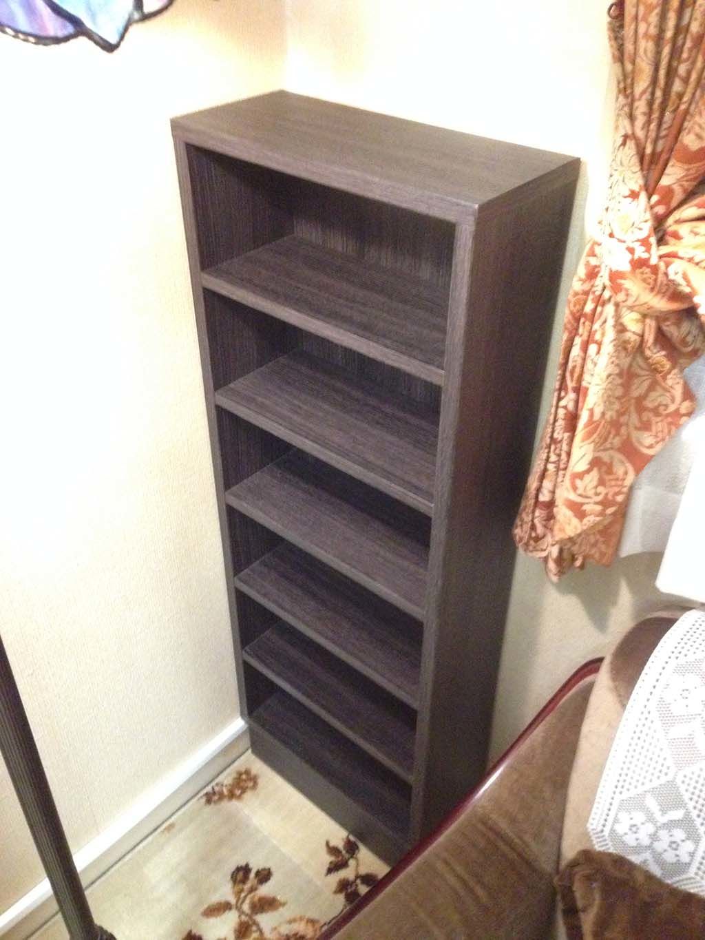 ダーク色のお部屋に合わせたCD収納ラック