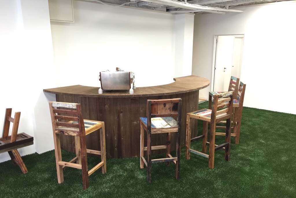 無垢材の半円型店舗コーヒーカウンター納品画像
