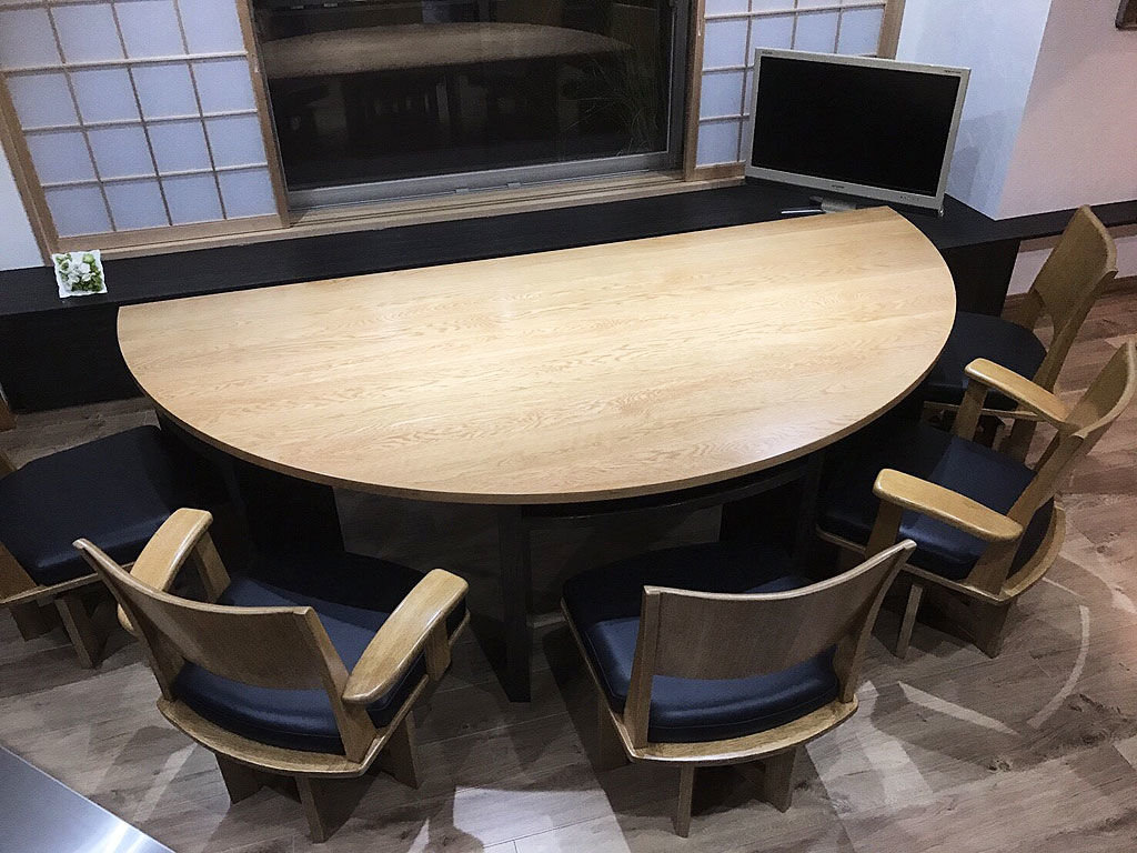 無垢オーク材の大きな半円型ダイニングテーブル