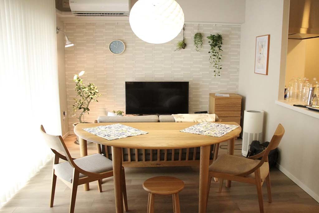 無垢オークの半円ダイニングテーブル椅子のサイズに合わせた4本脚納品画像