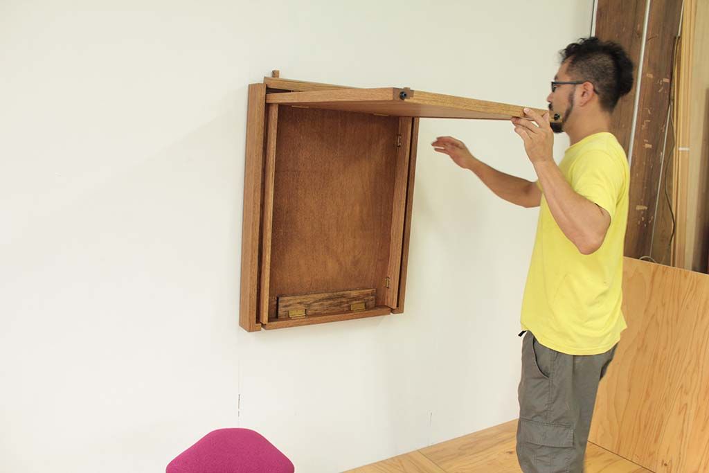 壁面収納からテーブルへ展開中