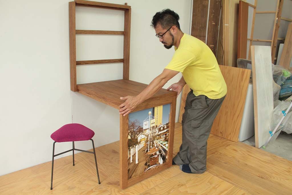 壁面収納時からテーブルへ展開中