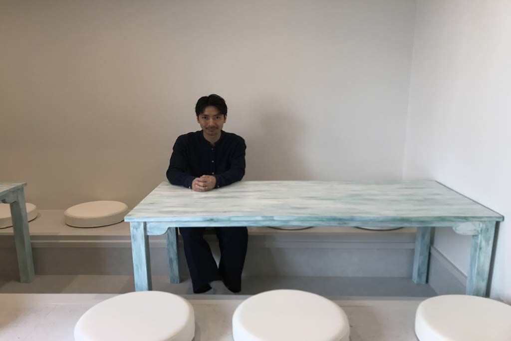店舗用白色シャビー加工テーブル納品画像