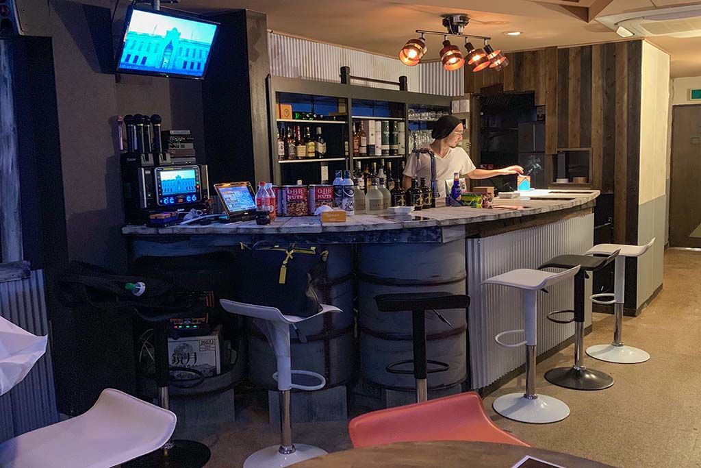 半円バーカウンターシャビー仕上げオーダーメイド事例：M090