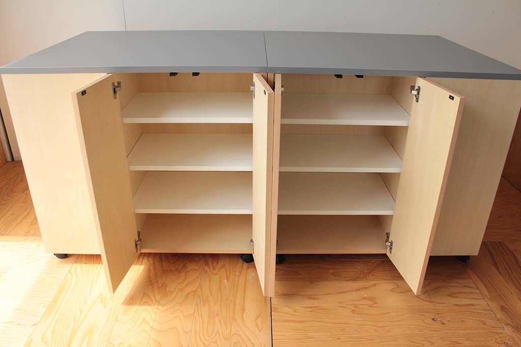 大きな移動式のキッチンワゴン開き扉内棚収納