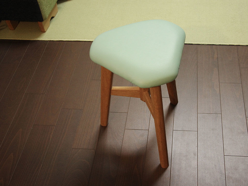 実家に納品した木製脚スツール