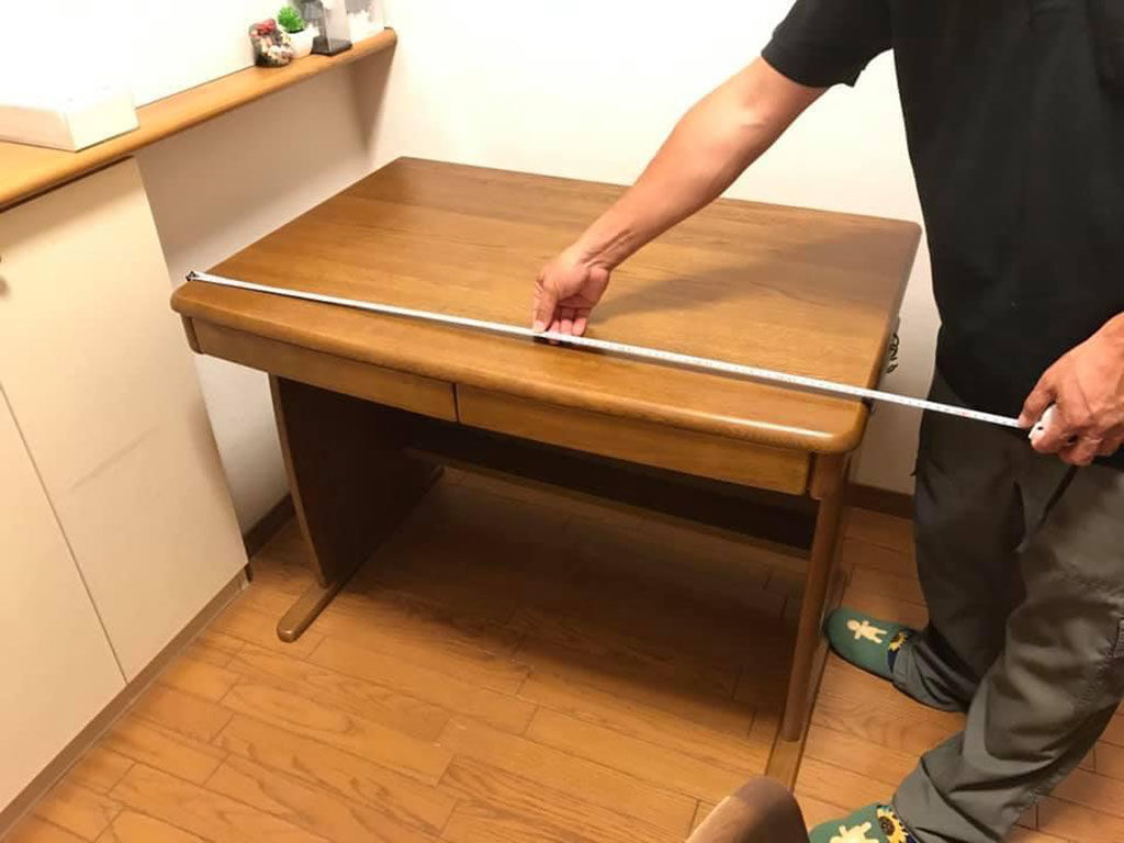 お客様のお家に伺って学習机の寸法を測りながらリメイクのお打ち合わせ
