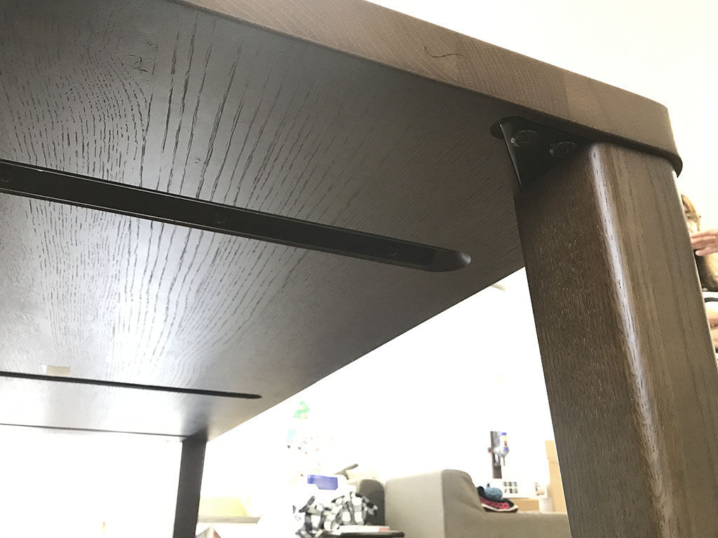 ダイニングテーブルの天板裏に仕込まれている反りどめ金具