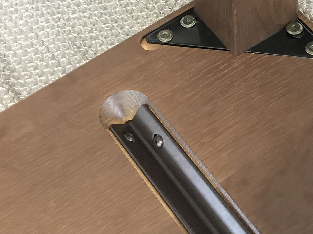 ダイニングテーブルの天板裏に反りどめ金具の溝がある