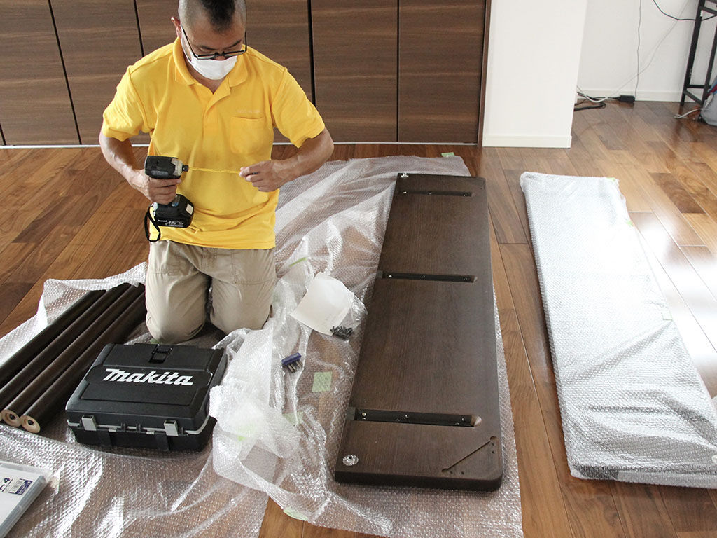 ダイニングテーブルを2分割リメイクしたデスクの納品の様子