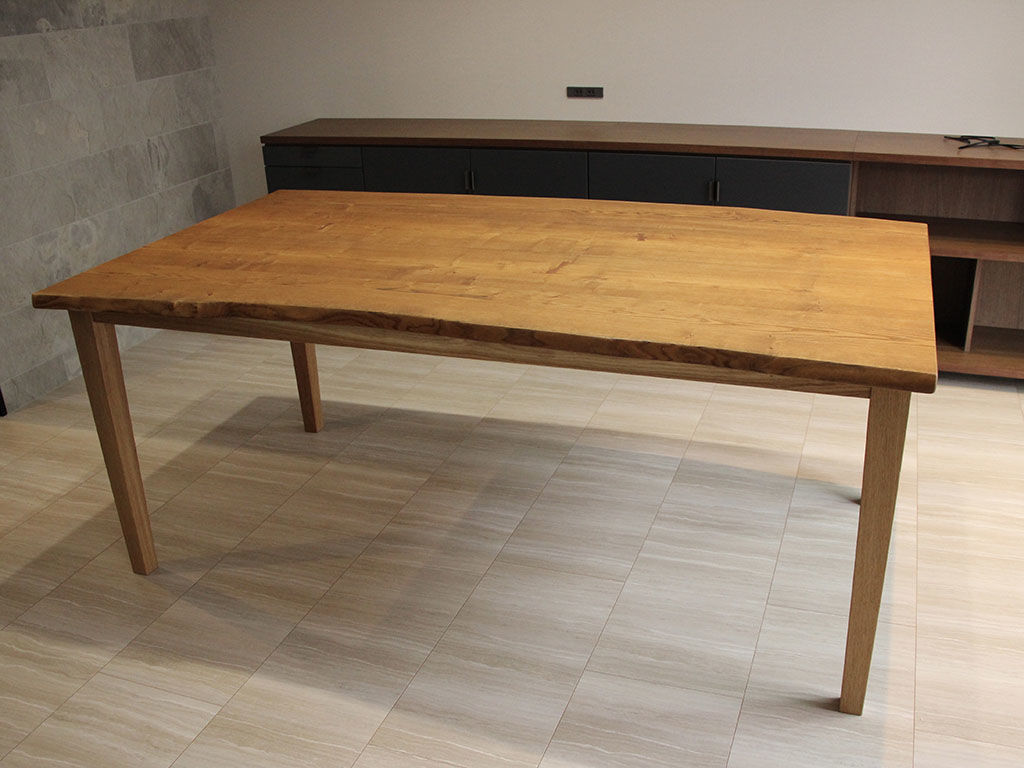 建て替え完了したお客様のお家に納品したダイニングテーブル