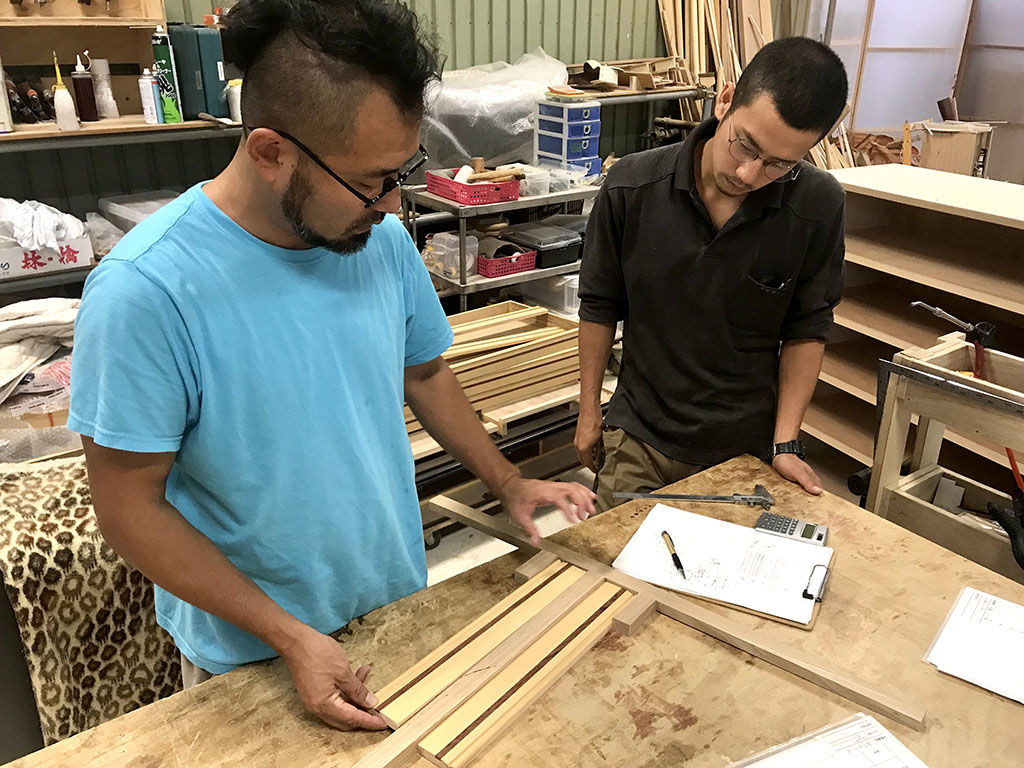 材料は元あるものを使用しても構造の見直しや素材の加工など手間がかかる家具のリメイク