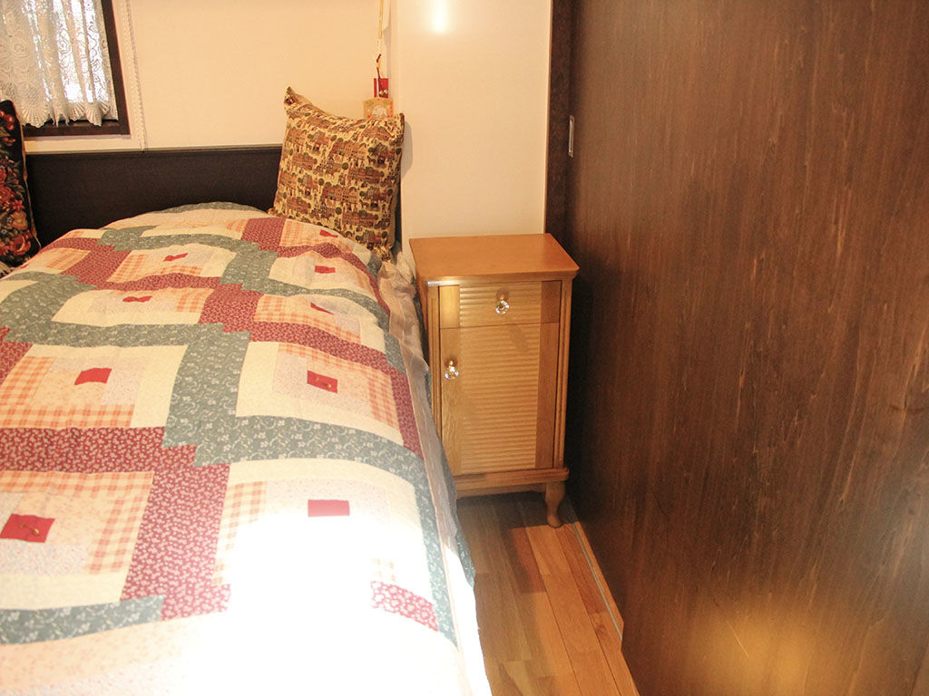 お客様の寝室に納品させていただいたナイトテーブル